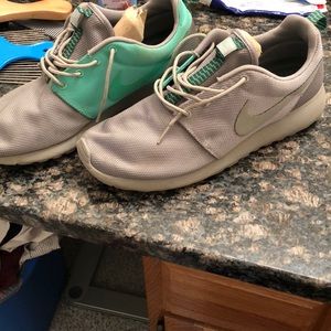 Nike Roshe Runs size 9.5